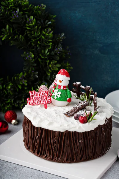 Bolo de celebração de Natal de chocolate com decorações de férias — Fotografia de Stock