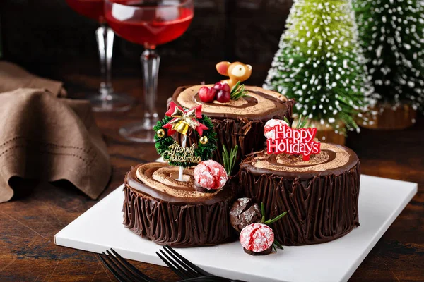 Yule log chocolate cake with frosting for Christmas — Stock Photo, Image