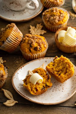 Yulaflı ve esmer şekerli balkabaklı kekler.