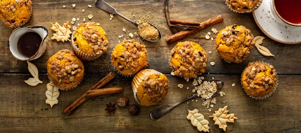 Тыквенные кексы с овсяными и коричневыми сахарными крошками — стоковое фото