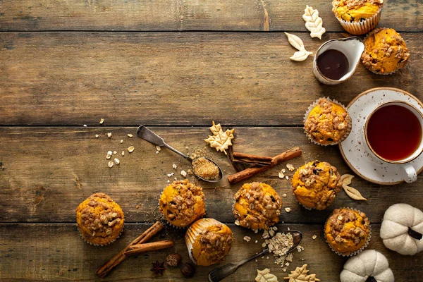 Muffin di zucca con avena e zucchero di canna sbriciolano — Foto Stock