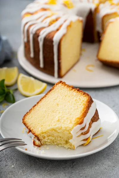 レモンポンドケーキ粉砂糖釉 — ストック写真