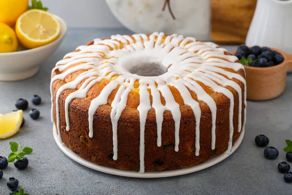 레몬 블루베리, 분말 설탕 유약 과 함께 케이크 조각 — 스톡 사진