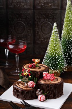 Noel için çikolatalı pasta ve krema.