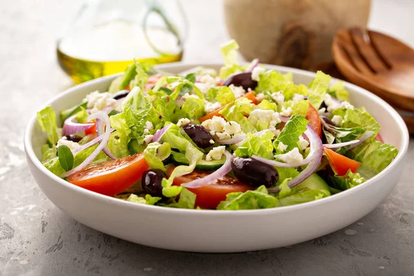 Свежие овощи и греческий салат фета с домашней заправкой — стоковое фото