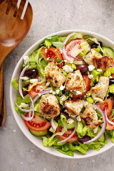 Свіжі овочі та грецький салат фета з домашньою заправкою — стокове фото
