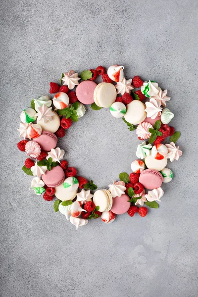 Ghirlanda di dessert di Natale con amaretti e meringhe — Foto Stock