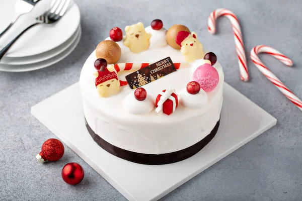 Рождественский торт с праздничными украшениями — стоковое фото