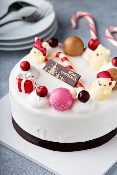 Рождественский торт с праздничными украшениями — стоковое фото