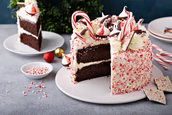 Кора мяты и шоколадный торт на Рождество на праздничном фоне — стоковое фото