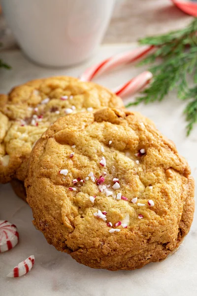 Máta peprná bílá čokoládové sušenky pečené na Vánoce — Stock fotografie
