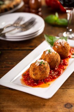 Mozzarella arancini, doldurulmuş pirinç topları, İtalyan aperatifleri.