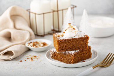 Noel için pudra şekerli zencefilli kek.