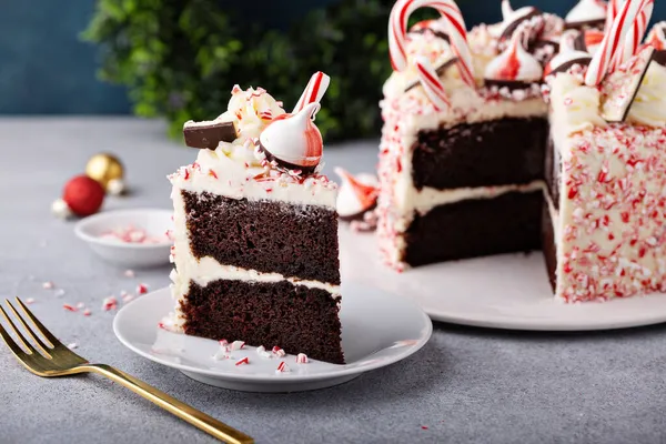 Кора мяты и шоколадный торт на Рождество на праздничном фоне — стоковое фото
