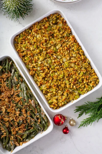 Hidangan samping makan malam Natal termasuk casserole kacang hijau dan isian — Stok Foto