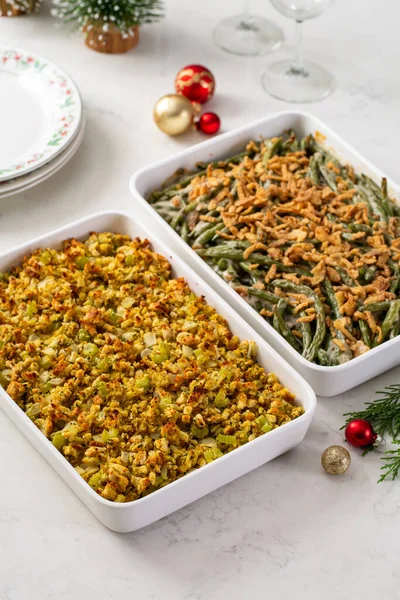 Hidangan samping makan malam Natal termasuk casserole kacang hijau dan isian — Stok Foto