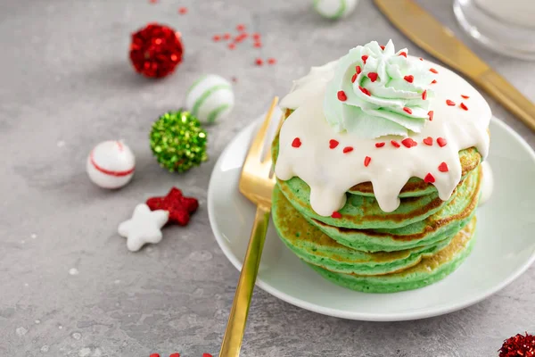 白釉と生クリームを添えたグリーンパンケーキ — ストック写真