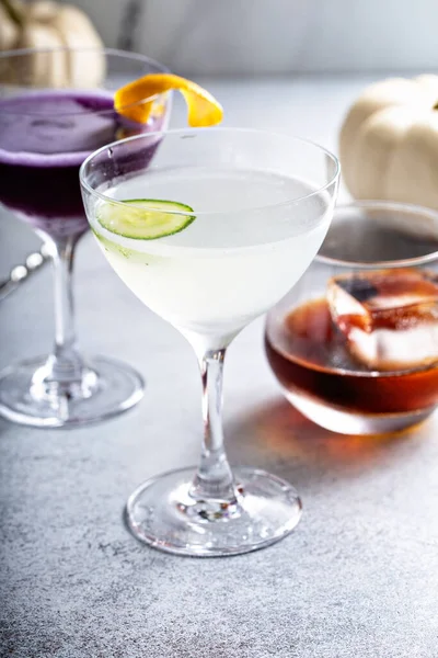 Fall cocktails, gin cocktail with a slice of cucumber — Stock Photo, Image