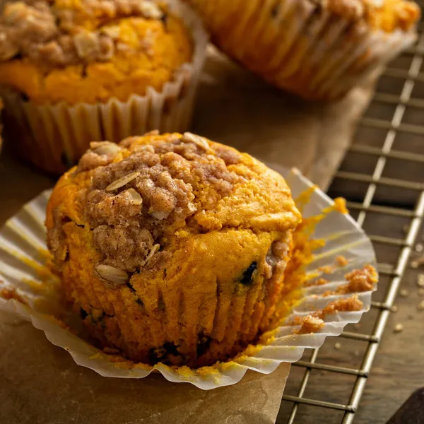 Dýňové muffiny s ovesnou kaší a hnědou cukrovou drobenkou — Stock fotografie