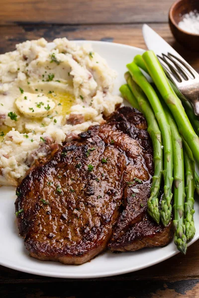 Traditional steak and mashed potatoes with asparagus — Stock Photo, Image