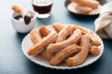 Tabakta tarçın şekerli ev yapımı churros.