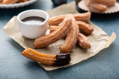 Parşömen üzerinde tarçın şekerli ev yapımı churros.