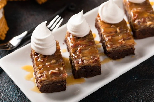 Chocolate pecan pie bars with caramel sauce — Stock Photo, Image