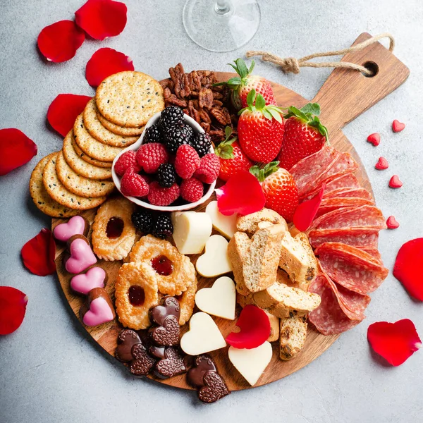 Piatto di formaggio per San Valentino con snack e frutta — Foto Stock