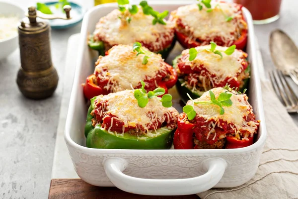 Gefüllte Paprika mit Marinara-Sauce und Hackfleisch — Stockfoto