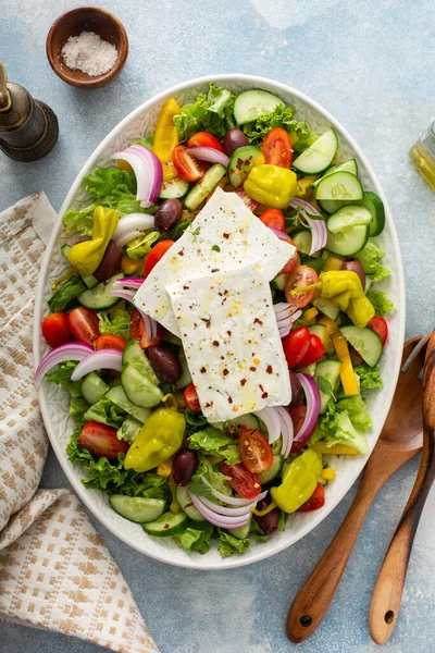 Грецький салат з сиром фета на великих шматочках. — стокове фото