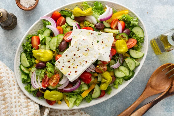Грецький салат з сиром фета на великих шматочках. — стокове фото
