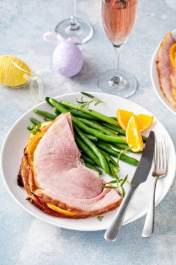 Yeşil fasulyeli bir tabakta servis edilen paskalya pastırması.