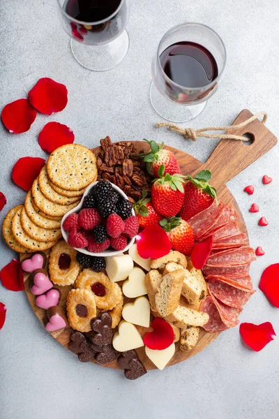 Piatto di formaggio per San Valentino con snack e frutta — Foto Stock