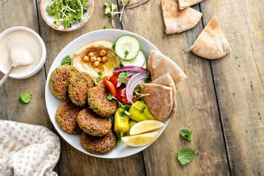 Humus ve sebzeli fırında falafel kasesi.