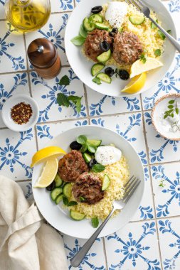 Kuskus ve taze salatayla servis edilen hindi köfteleri.