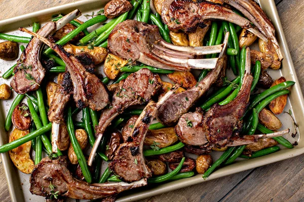 Costeletas de borrego grelhadas ou torradas com feijão verde e batatas — Fotografia de Stock