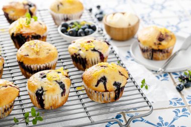 Taze böğürtlen ve reçelli yaban mersinli kek.