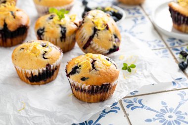 Taze böğürtlen ve reçelli yaban mersinli kek.