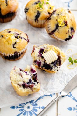 Taze böğürtlen ve reçelli yaban mersinli kek.