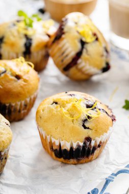 Taze böğürtlen ve reçelli yaban mersinli kek.