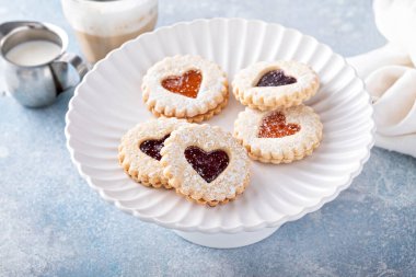 Sevgililer Günü için kalp şekilli Linzer kurabiyeleri