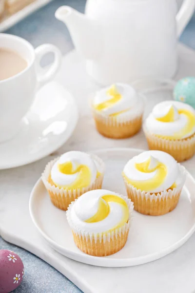 Cupcake al limone per Pasqua su un piatto bianco — Foto Stock