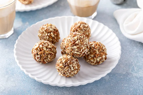 Hemlagad pecanchoklad tryffel eller kaka pops, söt behandla — Stockfoto