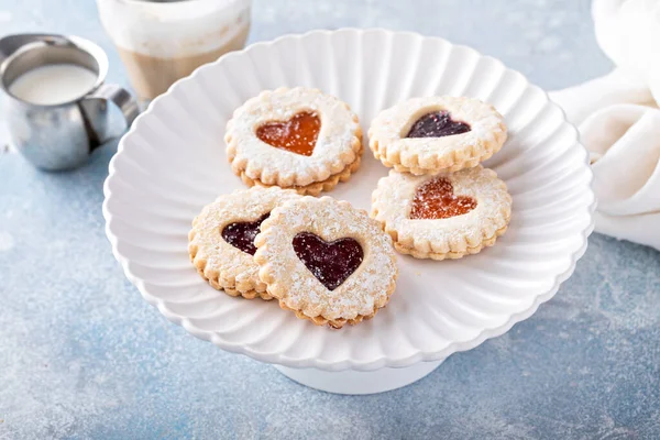 Sevgililer Günü için kalp şekilli Linzer kurabiyeleri