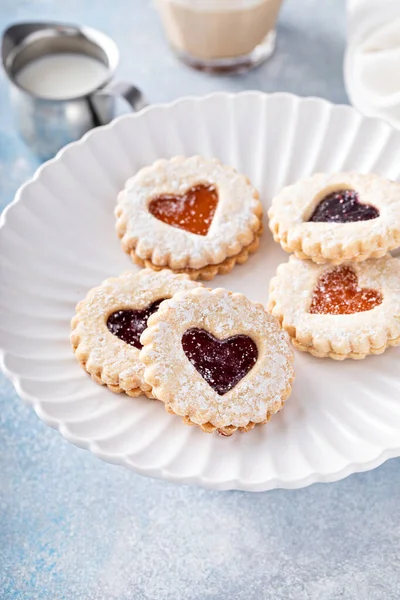 Linzer koekjes met hart vormen voor Valentijn — Stockfoto