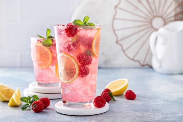 Coquetel frio de primavera ou verão, limonada de framboesa — Fotografia de Stock