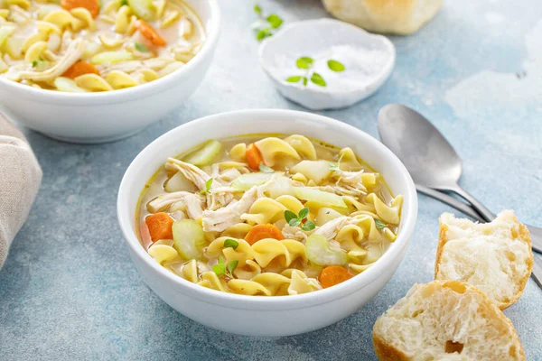 Sopa de macarrão de frango tradicional com macarrão de ovo — Fotografia de Stock