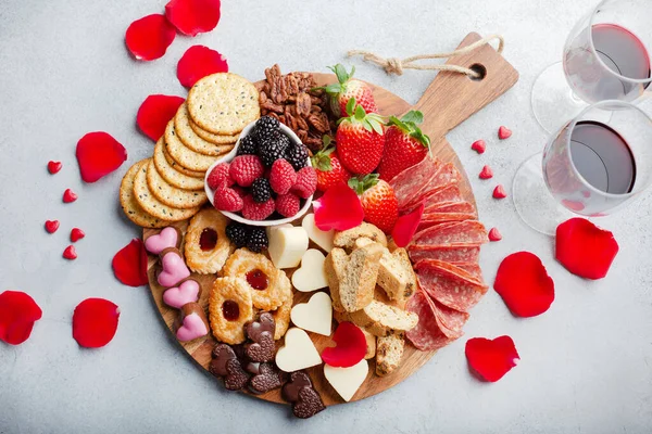 Сырная тарелка на день святого Валентина с закусками и фруктами — стоковое фото