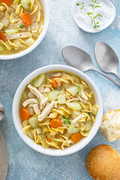 Sopa de macarrão de frango tradicional com macarrão de ovo — Fotografia de Stock