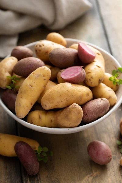 Κίτρινες και μοβ πατάτες έτοιμες να μαγειρευτούν — Φωτογραφία Αρχείου